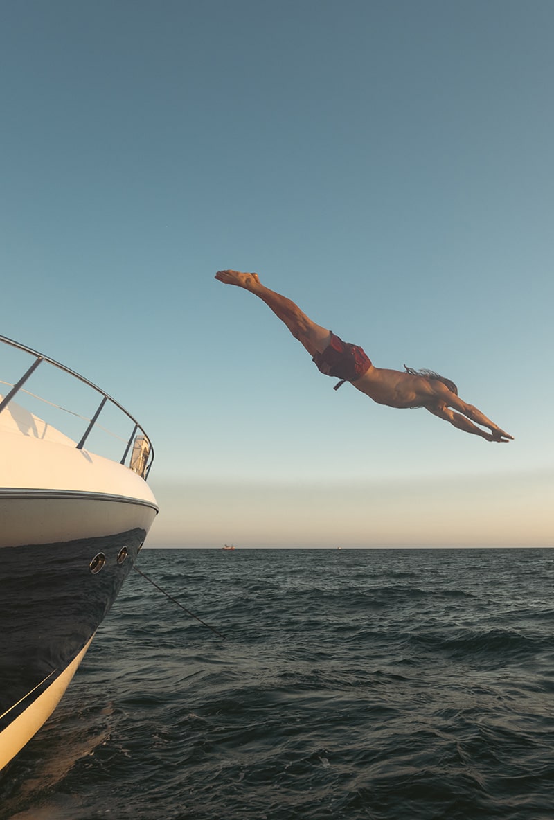 man diving vilamoura beach